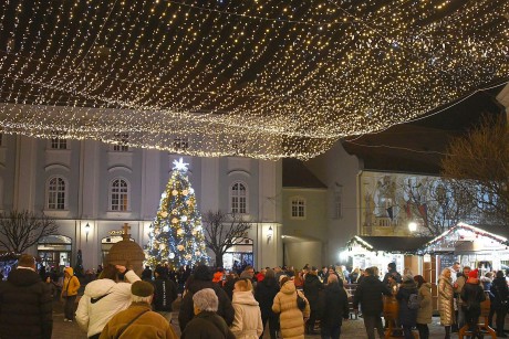 Advent első gyertyája és a Városház tér új díszvilágítása is felragyogott Fehérváron